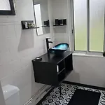 Confortable A Avec Terrasse 아파트 *